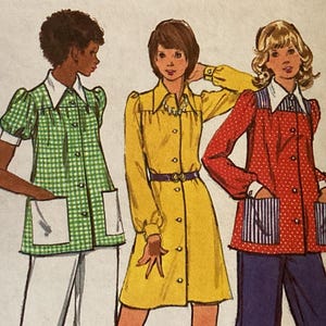 Może przedstawiać: Ilustracja trzech postaci w koszulach zapinanych na guziki i spodniach w stylu vintage. Koszule są w zieloną kratę, żółte i czerwone w białe kropki. Każda koszula ma biały kołnierzyk i kieszenie. Postacie stoją.