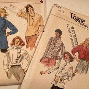 Può includere: Modelli di cucito Vogue vintage con illustrazioni di camicette e camicie. I modelli presentano vari stili, tra cui colletti arricciati e modelli con bottoni. La tavolozza dei colori include blu, bianco, rosso e beige.