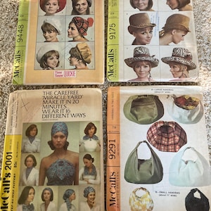 Pode incluir: Quatro padrões de costura vintage da McCall's. Os padrões apresentam imagens de chapéus e bolsas. Os padrões incluem imagens de mulheres usando os produtos acabados. Os padrões são rotulados com os números 9448, 9175, 2001 e 9291.