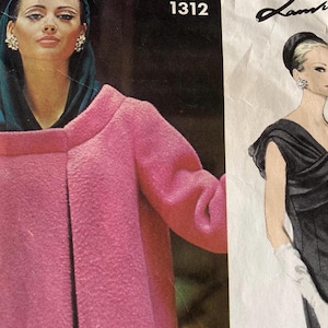 以下が含まれることがあります： ピンクのコートを着た女性と黒いドレスを着た女性のイラストが描かれた、ヴィンテージファッションイラスト。 コートは幅広の襟で、イラストはレトロなスタイルです。