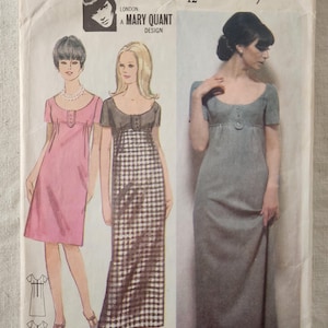 Könnte beinhalten: Vintage Butterick Schnittmuster von Mary Quant. Das Schnittmuster, Größe 12, zeigt Illustrationen von drei Kleidern. Auf dem Cover steht "BUTTERICK" und "MARY QUANT DESIGN", mit einem Brustumfang von 81 cm.