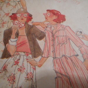 Puede incluir: Tres mujeres vistiendo diferentes atuendos. La mujer de la izquierda lleva un vestido floral, la mujer del centro lleva una chaqueta marrón, una blusa rosa y una falda floral, y la mujer de la derecha lleva una camisa y pantalones a rayas rojas y blancas.