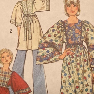 Peut inclure: Un patron de couture vintage présentant trois modèles de robes différents. Les robes ont des manches longues en forme de cloche et une taille froncée. Le patron comprend une robe à imprimé floral, une robe à carreaux et une robe blanche unie.