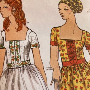 以下が含まれることがあります： 2つのヴィンテージドレスのイラスト。1つは花のトリムが付いた白、もう1つは赤い花柄とコルセットスタイルのボディスが付いた黄色です。どちらのドレスもスクエアネックラインと半袖です。