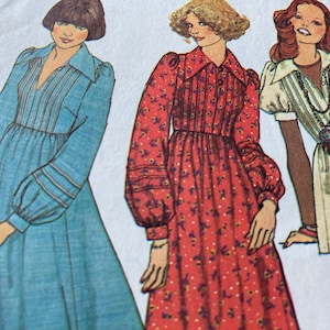 Peut inclure: Trois femmes portant des robes différentes. La femme à gauche porte une robe bleue à rayures blanches. La femme au centre porte une robe rouge à fleurs. La femme à droite porte une robe blanche à rayures verticales et un collier marron.
