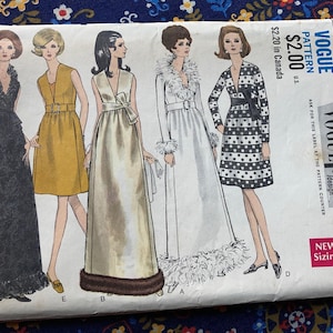 Może przedstawiać: Wzorzec szycia vintage Vogue numer 7444 do sukienki. Wzorzec zawiera cztery różne style: czarną sukienkę z falbanką na dole, żółtą sukienkę z paskiem, białą sukienkę z futerkiem i czarną sukienkę w białe kropki. Wzorzec jest dostępny w rozmiarach 12, 34 i 36.