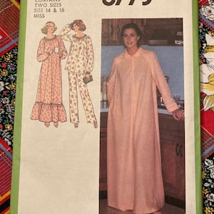 Könnte beinhalten: Simplicity-Schnittmuster 8773 mit Abbildungen von Nachtwäsche-Designs. Das Muster enthält die Größen 14 und 16. Das Bild zeigt eine Frau in einem langen, hellrosa Bademantel mit Reißverschluss. Das Muster zeigt auch ein langes Nachthemd und Pyjamas.