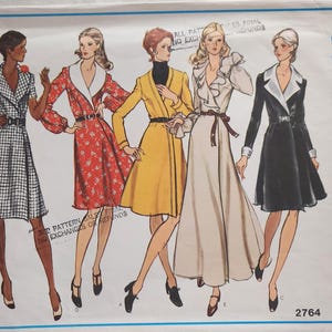 Op de afbeelding: Vogue's Basic Design naaipatroon met illustraties van vijf verschillende damesjurken en jassen. De ontwerpen omvatten een geruite jurk, een rode bloemenjas, een gele jas, een witte jurk met ruches en een zwarte jas met een witte kraag.