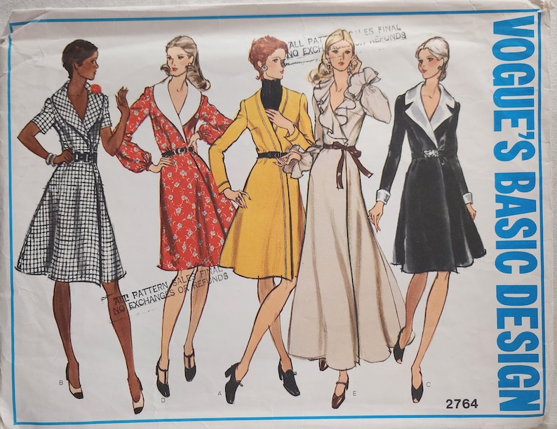 Op de afbeelding: Vogue's Basic Design naaipatroon met illustraties van vijf verschillende damesjurken en jassen. De ontwerpen omvatten een geruite jurk, een rode bloemenjas, een gele jas, een witte jurk met ruches en een zwarte jas met een witte kraag.