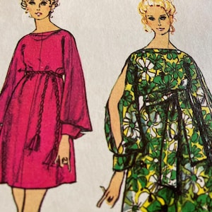 Peut inclure: Illustration de deux robes. L'une est une robe rose vif avec de longues manches larges et une ceinture tressée. L'autre est une robe verte avec des motifs floraux blancs et des manches ouvertes. Les deux robes ont un style rétro.