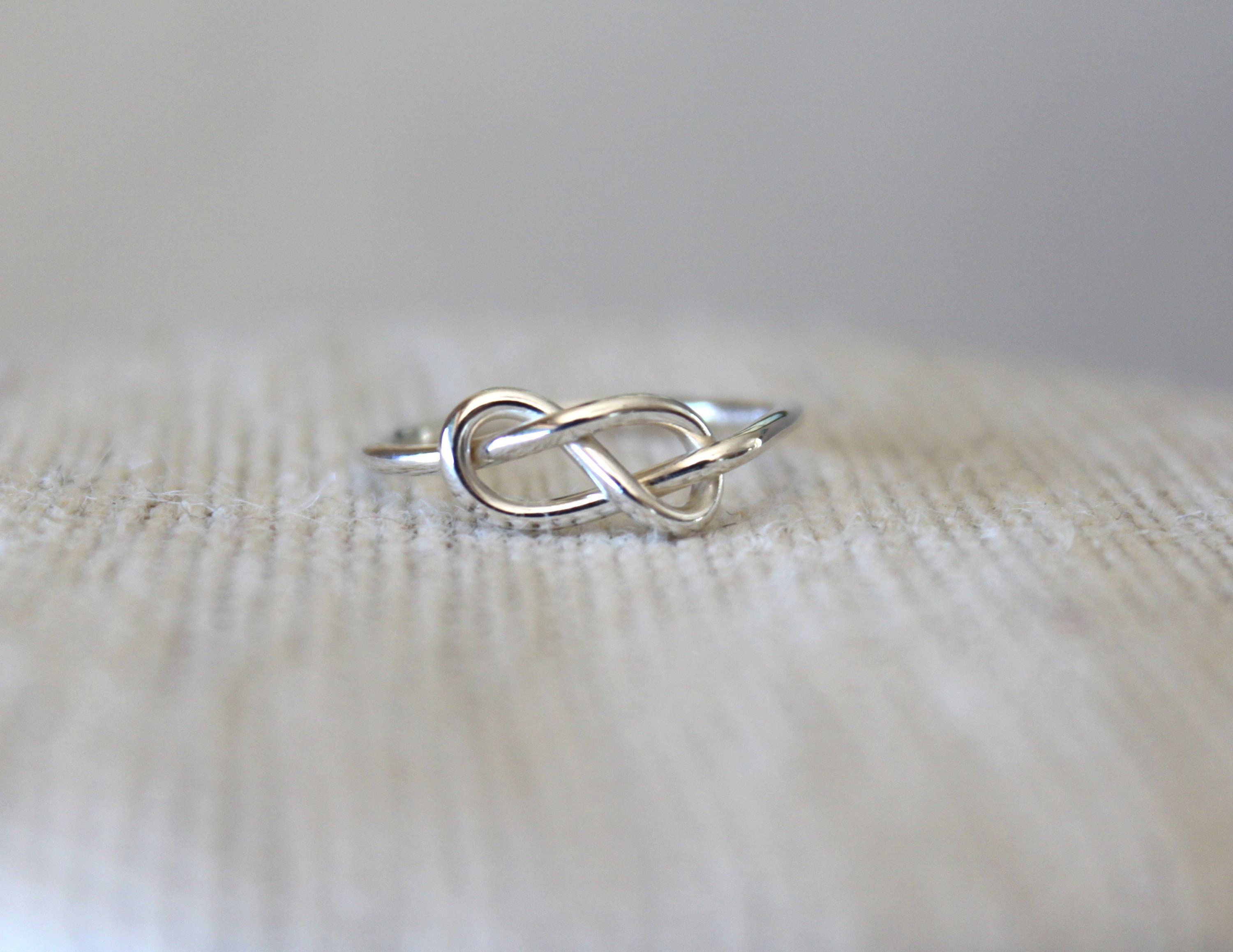 Figure 8 store knot ring