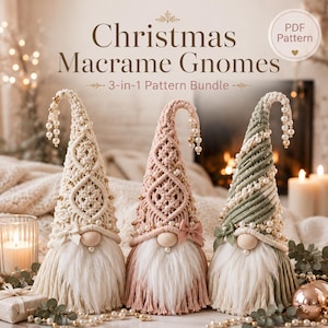 Puede incluir: Tres gnomos de macramé en color crema, rosa empolvado y verde salvia, cada uno con un sombrero alto y puntiagudo con nudos intrincados, detalles de perlas y un pequeño lazo. Cada gnomo tiene una nariz redonda de madera y una barba blanca.