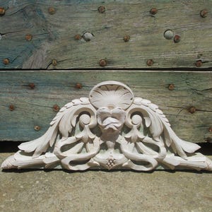 Frontone antico in legno dipinto / Ornamento / Recupero architettonico