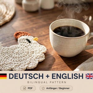 Puede incluir: Un posavasos de ganchillo con forma de pollo, cuerpo color crema, cresta color óxido y pico amarillo, junto a una taza de cerámica humeante con café negro. El texto dice DEUTSCH + ENGLISH BILINGUAL PATTERN PDF Anfänger / Beginner.