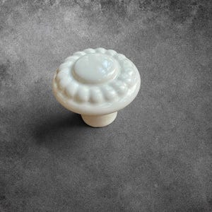 Vtg. Porcelain Ceramic Flower Knob Pull Amerock BP1321-W 1-3/8-inch Creamy White