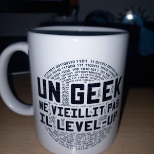 Mug Geek Humour / Tasse Gamer Fait Main / Cadeau Original Informaticien Développeur / Tasse Un Geek Ne Vieillit Pas Il Level Up