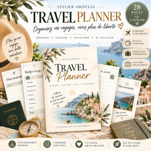 Op de afbeelding: Een reisplanner-boekje met een kustillustratie, omringd door een strooien hoed, een paspoort, een kompas en extra plannerpagina's. De omslag bevat de tekst "TRAVEL PLANNER" en "ATELIER ORDÉLIA" met secties voor routes, budgetten, checklists en souvenirs.