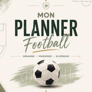 Peut inclure: Une couverture de carnet de planification de football avec un ballon de football noir et blanc, le texte "MON PLANNER Football", "ORGANISER • PROGRESSER • SE DÉPASSER" et "CHAQUE JOUR UN PEU MIEUX, CHAQUE MATCH PLUS FORT." et la marque "ATELIER ORDÉLIA".