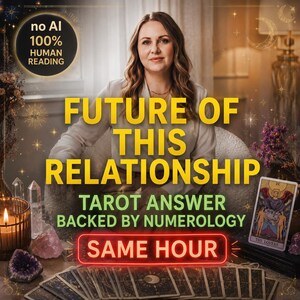 Könnte beinhalten: Eine Person sitzt hinter einem Tisch mit Tarotkarten, Kristallen und einer Kerze. Text: no AI 100% HUMAN READING, FUTURE OF THIS RELATIONSHIP, TAROT ANSWER BACKED BY NUMEROLOGY, SAME HOUR. Eine Tarotkarte der Liebenden ist rechts zu sehen.