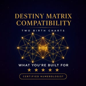 Könnte beinhalten: Eine dunkelblaue Grafik mit dem goldenen Text DESTINY MATRIX COMPATIBILITY, TWO BIRTH CHARTS, WHAT YOU'RE BUILT FOR und CERTIFIED NUMEROLOGIST. Ein leuchtendes goldenes geometrisches Sternmuster befindet sich mittig über fünf goldenen Sternen.