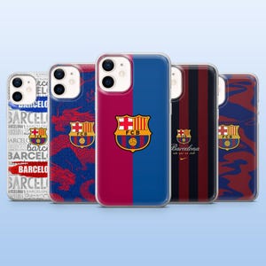 Könnte beinhalten: Fünf transparente Smartphone-Hüllen mit verschiedenen FC Barcelona-Designs. Die Hüllen zeigen das Vereinswappen sowie Muster mit Drachen, vertikalen Streifen, Camouflage und das Wort Barcelona, das in weißem und rotem Text auf grauem Grund wiederholt wird.