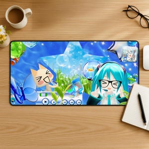 Puede incluir: Una alfombrilla de escritorio rectangular con un fondo azul vibrante, una estrella grande, burbujas flotantes y hierba verde. El diseño incluye un personaje de gato, una figura de anime de pelo turquesa con gafas y una interfaz de reproductor.