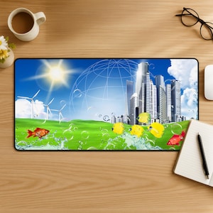 Puede incluir: Una alfombrilla de escritorio rectangular con un estampado gráfico vibrante de un horizonte urbano futurista con rascacielos, turbinas eólicas, un sol brillante y un campo verde. Varios peces amarillos y rojos nadan entre salpicaduras.