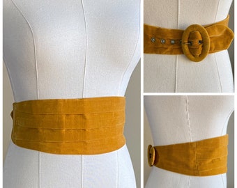 Vintage 1970’s velvet cummerbund harvest gold back buckle belt // S M