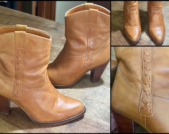 Vintage 80’s booties high heel honey brown leather western cowboy ankle boots Captivators Brazil // 6