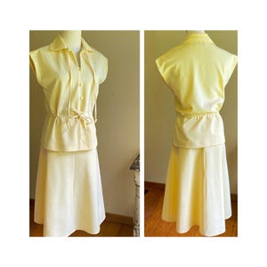 Vintage 70’s pale yellow skirt set outfit button & loop blouse flared skirt // 38” bust