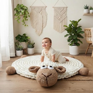 Peut inclure: Un tapis de sol rond en tricot épais de couleur crème en forme de mouton. Le tapis présente une grande tête de mouton rembourrée en crochet marron clair avec des détails brodés noirs, deux oreilles marron et quatre pieds en crochet marron.