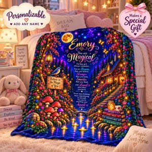 Peut inclure: Une couverture en peluche illustrant une scène nocturne vibrante avec une pleine lune, un sentier forestier, un petit chalet et un ruisseau avec des bougies flottantes. Le texte indique : Emory You are Magical, Darling girl, always remember... You are Braver, Stronger, Smarter, and Loved more than you know. Never stop dreaming, Never stop believing in yourself. You can do anything your heart desires.