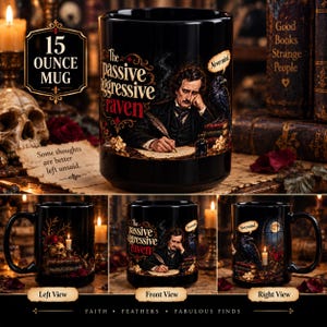 Op de afbeelding: Een zwarte keramische mok van 15 ounce met een illustratie van Edgar Allan Poe die aan een bureau schrijft met een raaf. De tekst luidt The passive aggressive raven en Nevermind. Het ontwerp bevat boeken, een kaars en een schedel op de mok.