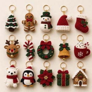 Puede incluir: Una colección de quince llaveros de ganchillo con motivos navideños que incluyen un árbol, un hombre de jengibre, un muñeco de nieve, un gorro de Papá Noel, un calcetín, un reno, un bastón de caramelo, una corona, una campana y una casa.