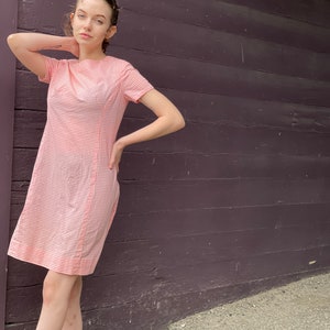 1960er Jahre Pink kariertes Baumwoll Minikleid-Kleid-Mod-Minimalistisch-Sommer-Frock-Klein-Medium-Kurzarm-Shirtwaist-Vintage-Midcentury
