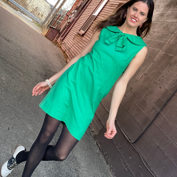 Handmade 1960s Mod shift Dress-Bright Green cotton-tie front-sailor collar-sleeveless 60s holiday-Christmas-small-Daydress-vintage-preppy