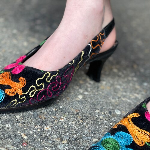 Witchy Vintage Chain Stitch Heels-Rainbow Floral embroidery shops on black velvet-size 38-pointed toe-sling back-mule-pumps-timeless