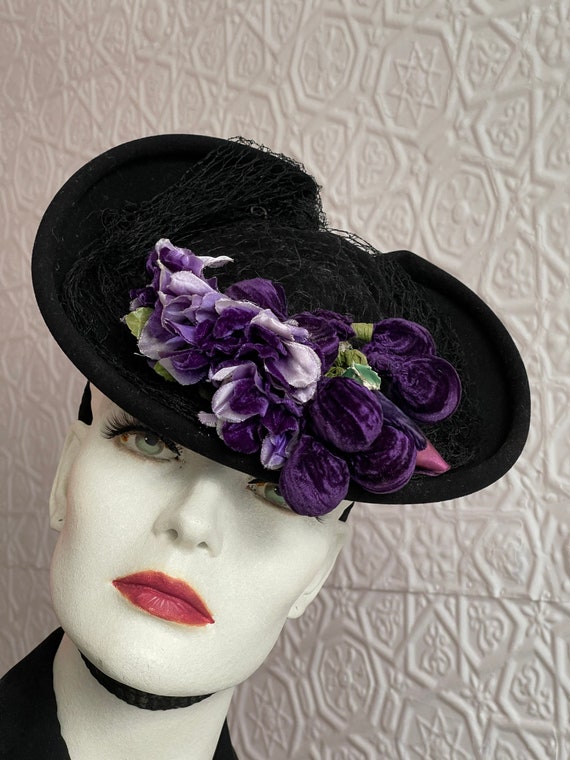 Vintage 1930s black tilt hat-velvet-purple flowers