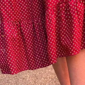 1960s/70s Indischer Baumwoll Block Print Midi Rock-Rot-Dunkelblau Polka Dot-Taschen-Rüschen-XS-Klein-Adini-Boho-Hippie-Daywear-Cottage-Sommer