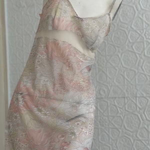 Jaren 60 doorschijnende nylon slip met bloemen-babydoll-slipjurk-teddy-mod-sexy-nachthemd-poppy-roze-wit-kleine vintage jurk-lingerie-midcentury-boudoir