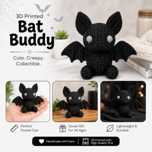 Può includere: Una statuetta di pipistrello nera stampata in 3D con grandi orecchie a punta e occhi circolari grigio chiaro. Il testo recita 3D Printed Bat Buddy, Cute. Creepy. Collectible., Perfect Pocket Size, Great Gift for All Ages, Lightweight & Durable, Handmade with Care, 3D Printed with High Quality PLA.