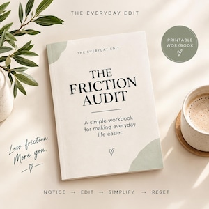 Peut inclure: Un cahier d'exercices intitulé The Friction Audit avec le sous-titre A simple workbook for making everyday life easier. La couverture présente le texte The Everyday Edit, Less friction. More you., et la séquence Notice, Edit, Simplify, Reset.