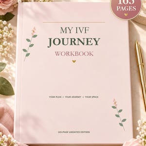 Op de afbeelding: Een lichtroze werkboek getiteld MY IVF JOURNEY WORKBOOK met bloemaccenten. De omslag bevat de tekst 165 PAGES, YOUR PLAN • YOUR JOURNEY • YOUR SPACE en 165-PAGE UNDATED EDITION. Een gouden pen en een digitaal PDF-label zijn zichtbaar.