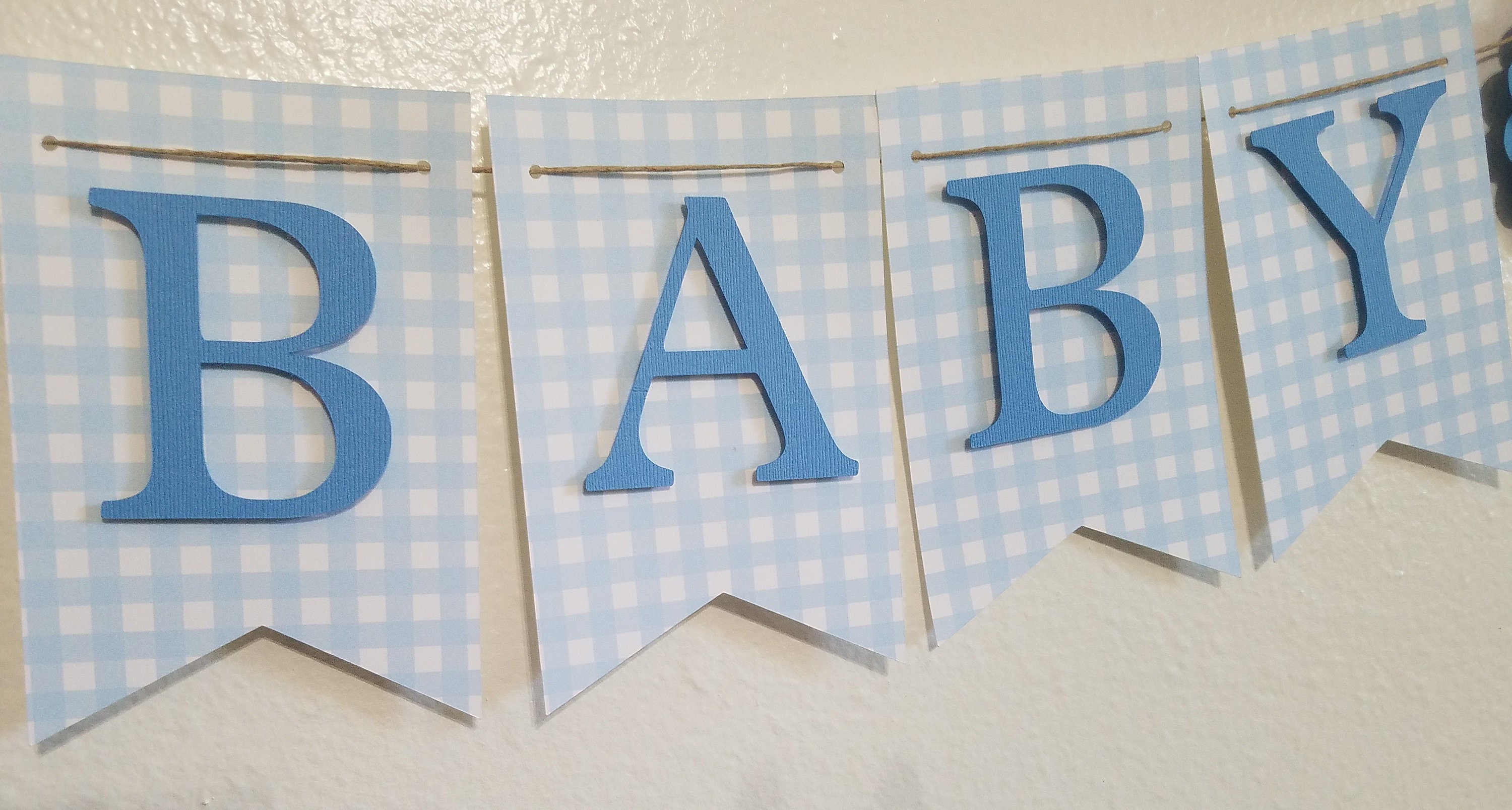Carta verticale per baby shower con un simpatico capezzolo È un ragazzo