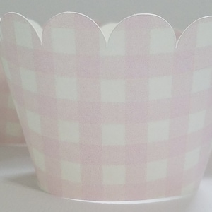 Puede incluir: Forros para cupcakes de gingham rosa y blanco con bordes festoneados.