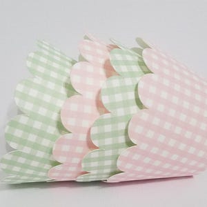 Rosa och gröna gingham-muffinspapper: Vårfestdekorationer