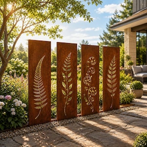 Puede incluir: Cuatro paneles de jardín rectangulares de metal con acabado oxidado, cada uno con un patrón único de helecho o hoja botánica cortado con láser. Estos paneles verticales están dispuestos en fila, creando una partición decorativa.