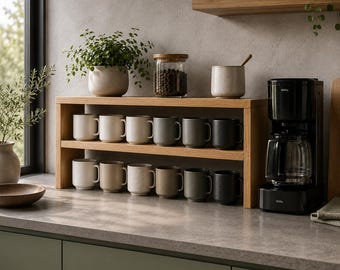 Añada espacio de almacenamiento adicional con un organizador de tazas para encimera / Estante para estación de café de roble macizo Japandi