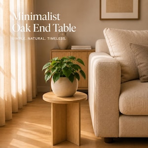 Könnte beinhalten: Ein runder Beistelltisch aus hellem Eichenholz mit kreuzförmigem Fuß, auf dem ein runder beigefarbener Keramiktopf mit einer grünen Pflanze steht. Der Text "Minimalist Oak End Table" und "SIMPLE. NATURAL. TIMELESS." ist oben links zu sehen.