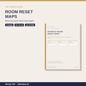 Puede incluir: Un kit digital imprimible titulado The 15-Minute House Room Reset Maps. El documento incluye ocho páginas de guías de reinicio cronometradas habitación por habitación en formato US Letter. Texto azul oscuro sobre fondo beige con detalles dorados.
